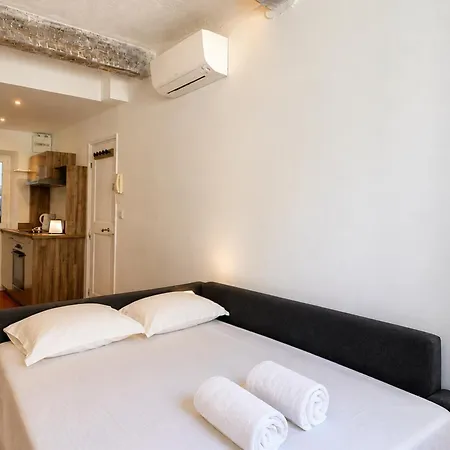 Enchanting 1-bedroom On Rue Fourmilliere *