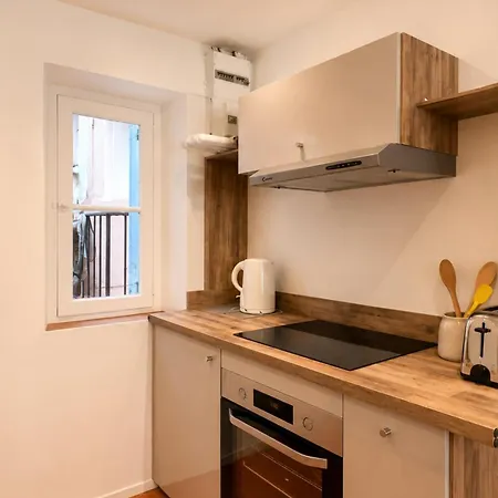 Enchanting 1-bedroom On Rue Fourmilliere