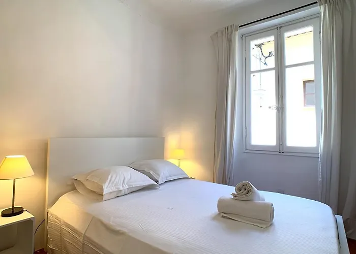 Appartement Renting Atypical In Rue Fourmillière *