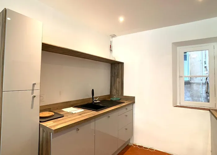 Renting Atypical In Rue Fourmillière