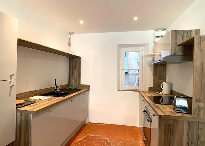 Appartement Renting Atypical In Rue Fourmillière *